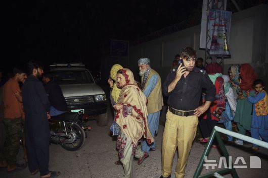 [무자파라바드=AP/뉴시스] 7일(현지 시간) 파키스탄령 카슈미르 무자파라바드 인근에서 인도의 미사일 공격으로 추정되는 공격으로 피해 입은 현장 인근에서 경찰이 경계 근무를 서고 있다. 인도 정부는 이날 새벽 파키스탄령 카슈미르 9곳을 공격하는 ‘신두르 작전’을 개시했다고 밝혔다. 2025.05.07.