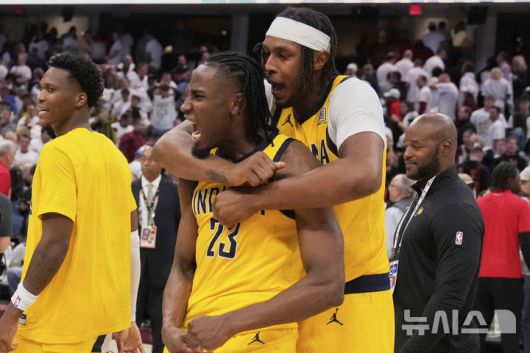 [클리블랜드=AP/뉴시스] 미국프로농구(NBA) 인디애나 페이서스의 애런 네스미스(왼쪽), 마일스 터너. 2025. 5. 6.