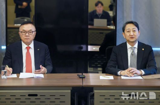 [세종=뉴시스]안덕근 사업통상자원부 장관은 이날 예정되었던 본계약 체결 참석을 위해 체코를 방문한 자리에서 기자간담회를 개최했다.(사진=산업부 제공)