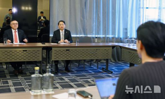 [세종=뉴시스]안덕근 사업통상자원부 장관은 이날 예정되었던 본계약 체결 참석을 위해 코를 방문한 자리에서 기자간담회를 개최했다.(사진=산업부 제공)