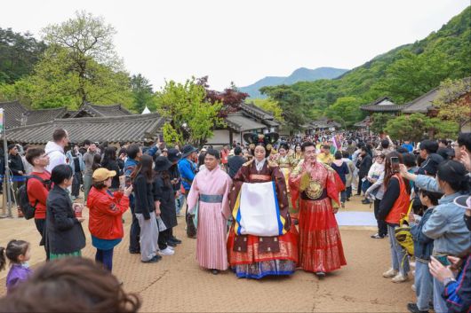 [문경=뉴시스] '2025 문경찻사발축제'가 열리고 있는 문경새재 오픈세트장 일원에서 '한복패션쇼'가 진행되고 있다. (사진=문경시 제공) 2025.05.07. photo@newsis.com *재판매 및 DB 금지