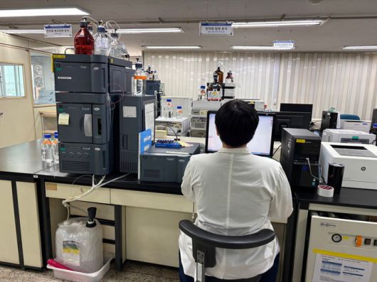 [서울=뉴시스] 한약재 검사 현장. 2025.05.08. (사진=서울시보건환경연구원 제공) *재판매 및 DB 금지