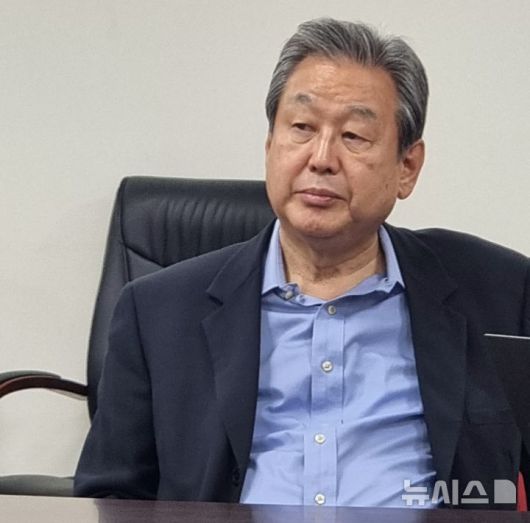 [서울=뉴시스]정윤아기자=국민의힘 상임고문인 김무성 전 대표는 7일 오후 서울 여의도 당사에서 단식 투쟁 중 뉴시스와 만나 "민주당의 입법권력 횡포를 막으려면 대선에서 이겨야하는데 단일화 없이는 이길 수가 없다"며 "다시한번 두 후보의 애국심에 호소한다"고 말했다.