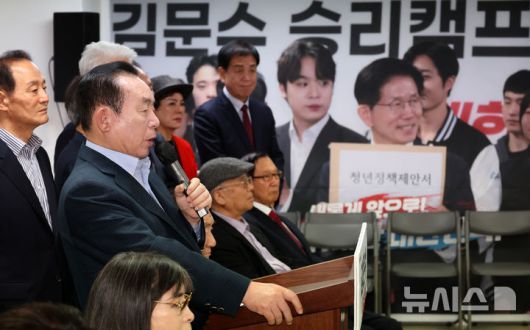 [서울=뉴시스] 조성우 기자 = 이인제(왼쪽 두 번째) 전 의원 등 전직 국회의원들이 7일 오전 서울 여의도 김문수 국민의힘 대선후보 캠프 사무실에서 김 후보 지지 성명서를 발표하고 있다. 2025.05.07. xconfind@newsis.com