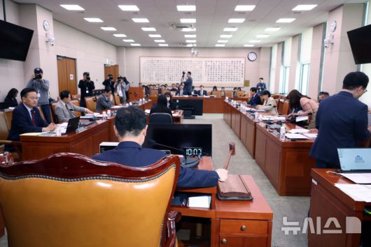 [서울=뉴시스] 고승민 기자 = 7일 서울 여의도 국회에서 열린 법제사법위원회 제1차 법안심사제1소위원회에서 박범계 위원장이 안건을 상정하고 있다. 2025.05.07. kkssmm99@newsis.com