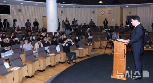 [서울=뉴시스] 이영환 기자 = 최태원 SK그룹 회장이 7일 오전 서울 중구 SK텔레콤 T타워 SUPEX홀에서 SK텔레콤의 해킹 사고와 관련해 대국민 사과를 하고 있다. (공동취재) 2025.05.07.photo@newsis.com