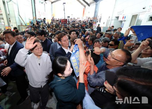 [임실=뉴시스] 조성봉 기자 = 민심을 청취하는 '경청 투어'에 나선 이재명 더불어민주당 대선후보가 7일 전북 임실군 임실전통시장에서 시민들에게 인사를 하고 있다.2025.05.07. suncho21@newsis.com