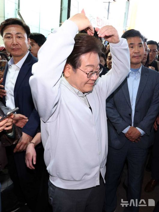 [임실=뉴시스] 조성봉 기자 = 민심을 청취하는 '경청 투어'에 나선 이재명 더불어민주당 대선후보가 7일 전북 임실군 임실전통시장에서 손으로 하트를 그리며 시민들에게 인사를 하고 있다.2025.05.07. suncho21@newsis.com