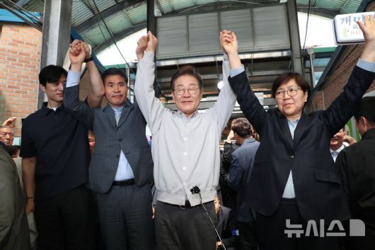 [임실=뉴시스] 조성봉 기자 = 민심을 청취하는 '경청 투어'에 나선 이재명 더불어민주당 대선후보가 7일 전북 임실군 임실전통시장에서 즉흥 연설을 하기 전 시민들에게 인사를 하고 있다. (공동취재) .2025.05.07. photo@newsis.com