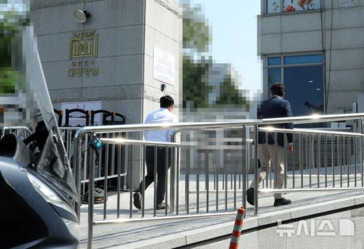 [서울=뉴시스] 고범준 기자 = 고위공직자범죄수사처(공수처) 관계자들이 해병대 채상병 사망 의혹 사건과 관련 국가안보실과 대통령 비서실을 압수수색 중인 7일 서울 용산 대통령실 청사 민원실 출입구를 드나들고 있다. 2025.05.07. bjko@newsis.com