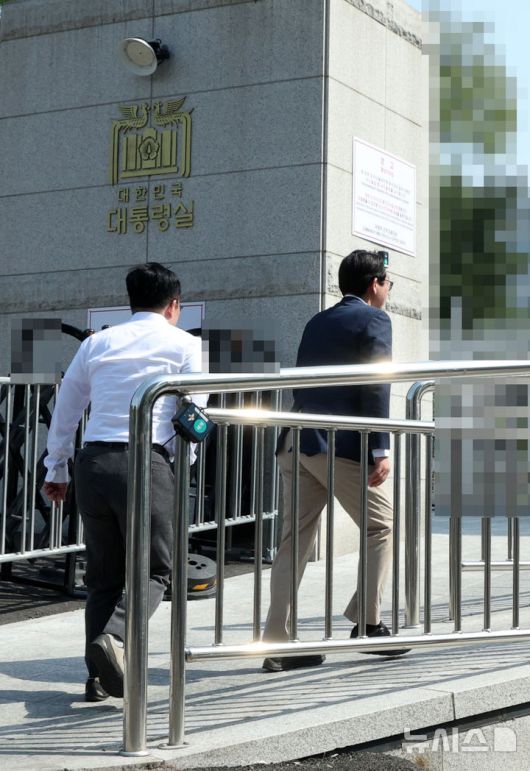 [서울=뉴시스] 고범준 기자 = 고위공직자범죄수사처(공수처) 관계자들이 해병대 채상병 사망 의혹 사건과 관련 국가안보실과 대통령 비서실을 압수수색 중인 7일 서울 용산 대통령실 청사 민원실 출입구를 드나들고 있다. 2025.05.07. bjko@newsis.com