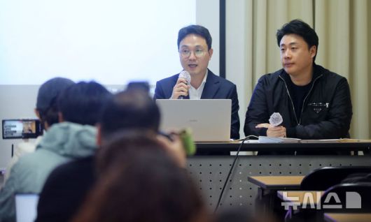 [서울=뉴시스] 김혜진 기자 = 故 김새론 유족 측과 김세의 가로세로연구소 대표가 7일 서울 강남구 모처에서 배우 김수현 관련 기자회견을 연 가운데 유튜버 연예뒤통령 이진호(왼쪽)가 반박 기자회견을 열고 발언하고 있다. 2025.05.07. jini@newsis.com