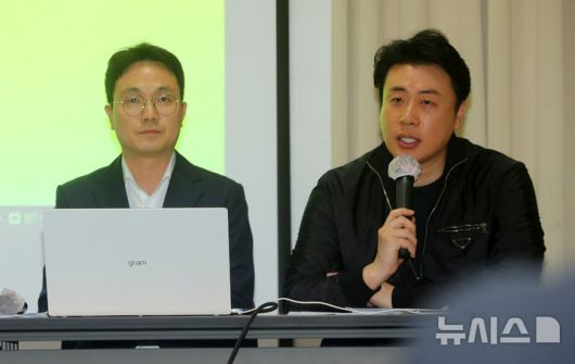 [서울=뉴시스] 김혜진 기자 = 故 김새론 유족 측과 김세의 가로세로연구소 대표가 7일 서울 강남구 모처에서 배우 김수현 관련 기자회견을 연 가운데 유튜버 이진호와 은현장(오른쪽)이 반박 기자회견을 열고 발언하고 있다. 2025.05.07. jini@newsis.com