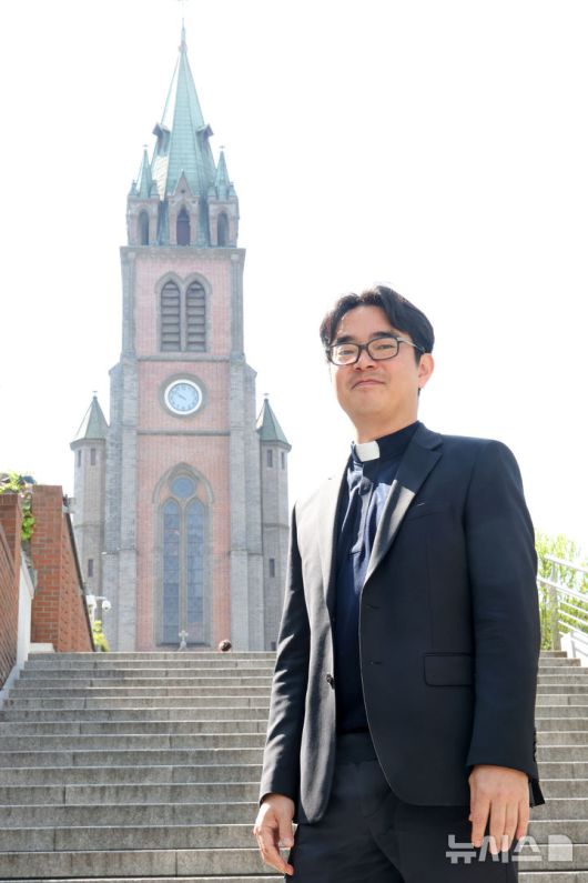 [서울=뉴시스] 박진희 기자 = 서울 세계청년대회(World Youth day) 지역조직위 기획사무국장 이영제 신부가 지난 7일 서울 중구 명동성당에서 사진촬영을 하고 있다. 2025.05.10. pak7130@newsis.com