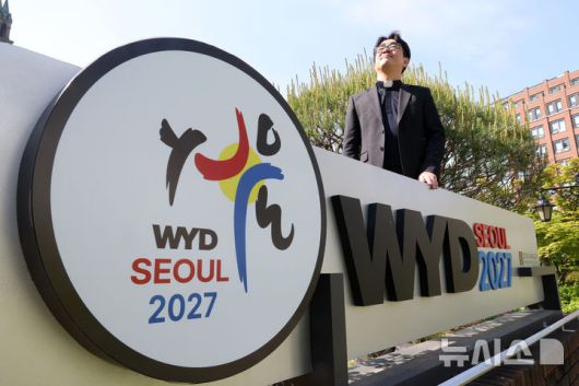 [서울=뉴시스] 박진희 기자 = 서울 세계청년대회(World Youth day) 지역조직위 기획사무국장 이영제 신부가 지난 7일 서울 중구 명동성당에서 사진촬영을 하고 있다. 2025.05.10. pak7130@newsis.com