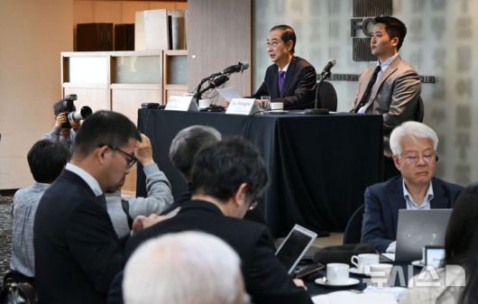 [서울=뉴시스] 국회사진기자단 = 한덕수 무소속 대선 후보가 7일 서울 중구 한국프레스센터에서 열린 서울외신기자클럽 초청 기자간담회에서 발언하고 있다. 2025.05.07. photo@newsis.com