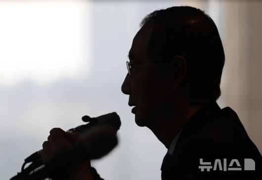 [서울=뉴시스] 국회사진기자단 = 한덕수 무소속 대선 후보가 7일 서울 중구 한국프레스센터에서 열린 서울외신기자클럽 초청 기자간담회에서 발언하고 있다. 2025.05.07. photo@newsis.com