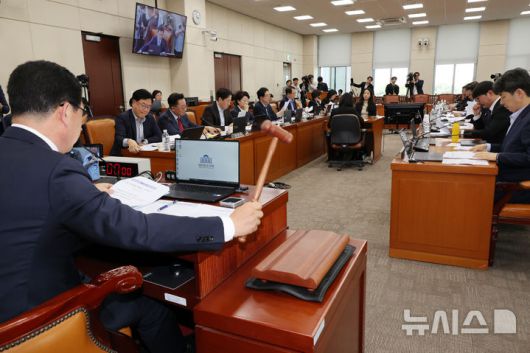 [서울=뉴시스] 조성우 기자 = 7일 오후 서울 여의도 국회에서 열린 행정안전위원회 전체회의에서 신정훈 위원장이 공직선거법 개정안을 상정하며 의사봉을 두드리고 있다.  2025.05.07. xconfind@newsis.com