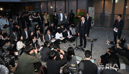 [서울=뉴시스] 고승민 기자 = 김문수 국민의힘 대선 후보가 7일 서울 종로구 한 식당에서 한덕수 무소속 대선 후보와 단일화 관련 회동을 마치고 브리핑을 하고 있다. (공동취재) 2025.05.07. photo@newsis.com
