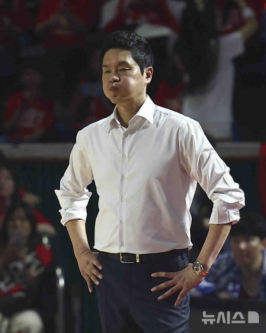 [서울=뉴시스] 김근수 기자 = 7일 잠실학생체육관에서 열린 2024-2025 KBL 챔피언결정전 2차전 창원 LG 대 서울 SK 경기, SK 전희철 감독이 경기가 잘 안풀리자 아쉬워 하고 있다.  2025.05.07. ks@newsis.com