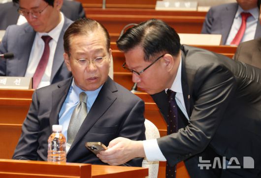 [서울=뉴시스] 고승민 기자 = 국민의힘 권영세 비상대책위원장과 이양수 사무총장이 7일 서울 여의도 국회에서 열린 의원총회에서 휴대폰을 보며 대화하고 있다. 이양수 사무총장은 이날 당 선관위원장으로 위촉됐다. 2025.05.07. kkssmm99@newsis.com