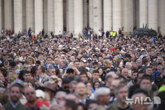 [바티칸=AP/뉴시스] 7일(현지 시간) 바티칸 시스티나 성당에서 제267대 교황을 선출하는 콘클라베가 열린 가운데 시민들이 교황 선출 소식을 기다리고 있다. 2025.05.08.