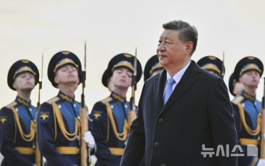 [모스크바=AP/뉴시스] 시진핑 중국 국가주석이 7일(현지 시간) 러시아 모스크바 브누코보 공항에 도착해 러시아 의장대 앞을 지나고 있다. 시 주석은 러시아의 제2차 세계대전 전승절 80주년 기념식 참석차 러시아를 방문했으며 블라디미르 푸틴 대통령과도 회담할 예정이다. 2025.05.08.