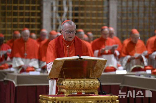 [바티칸=AP/뉴시스] 피에트로 파롤린 추기경이 7일(현지 시간) 바티칸 시스티나 성당에서 열린 제267대 교황을 선출하는 콘클라베에서 발언하고 있다. 2025.05.08.