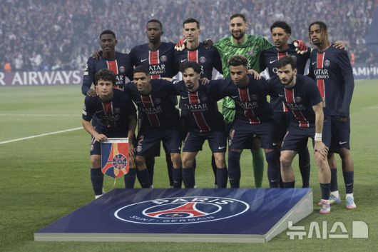 [파리=AP/뉴시스] 파리 생제르맹(PSG) 선수들이 7일(현지 시간) 프랑스 파리의 파르크 데 프랭스에서 열리는 2024-25 유럽축구연맹(UEFA) 챔피언스리그(UCL) 4강 2차전 아스널(영국)과의 경기에 앞서 기념 촬영하고 있다. 이강인이 결장한 PSG가 2-1로 이겨 1,2차전 합계 5-1로 승리하고 UCL 결승에 진출했다. 2025.05.08.