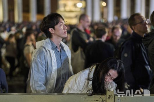 [바티칸=AP/뉴시스] 7일(현지 시간) 바티칸 시스티나 성당에서 제267대 교황을 선출하는 콘클라베가 열린 가운데 시민들이 교황 선출 소식을 기다리고 있다. 2025.05.08.