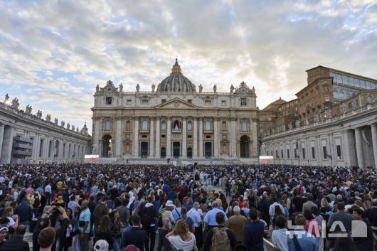 [바티칸=AP/뉴시스] 7일(현지 시간) 바티칸 시국 성 베드로 광장에 모인 사람들이 시스티나 성당 굴뚝에서 교황 선출 여부를 알리는 연기가 피어오르기를 기다리고 있다. 이날 제267대 교황을 선출하는 추기경들의 비밀회의 ‘콘클라베’ 첫 투표가 실시됐으며, 교황이 선출되지 않으면 굴뚝에서 검은 연기가, 선출되면 흰 연기가 피어올라 결과를 알린다. 2025.05.08.