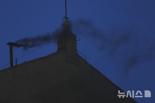 [바티칸=AP/뉴시스] 7일(현지 시간) 오후 9시경 바티칸 시국 시스티나 성당 굴뚝에서 교황 선출 불발을 알리는 검은 연기가 피어오르고 있다. 이날 제267대 교황을 선출하는 추기경들의 비밀회의 ‘콘클라베’ 첫 투표가 실시됐으며, 교황이 선출되지 않으면 굴뚝에서 검은 연기가, 선출되면 흰 연기가 피어올라 결과를 알린다. 2025.05.08.