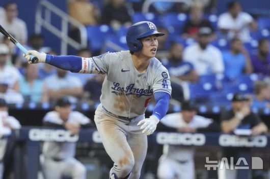 [마이애미=AP/뉴시스] 로스앤젤레스(LA) 다저스의 김혜성이 7일(현지 시간) 미 플로리다주 마이애미의 론디포 파크에서 열린 2025 메이저리그 마이애미 말린스와의 경기 8회 초 우전 안타를 치고 있다. 김혜성은 4타수 2안타 1타점 1득점을 기록했고 다저스는 10-1로 승리했다. 2025.05.08.