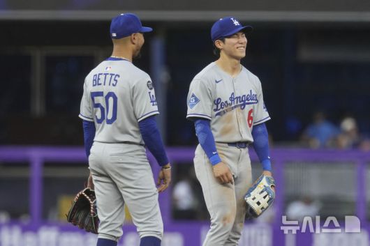 [마이애미=AP/뉴시스] 로스앤젤레스(LA) 다저스의 2루수 김혜성(오른쪽)이 지난 7일(현지 시간) 미 플로리다주 마이애미의 론디포 파크에서 열린 2025 메이저리그 마이애미 말린스와의 경기를 마친 후 유격수 무키 베츠와 자축하고 있다. 김혜성은 4타수 2안타 1타점 1득점을 기록했고 다저스는 10-1로 승리했다. 2025.05.08.