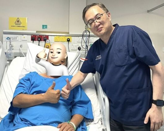 [서울=뉴시스] 탕 시에힝 박사가 공항서 이송된 환자 A씨를 수술하고 함께 기념 사진을 찍고 있다. (사진= 탕시에힝 박사 페이스북 캡처) 2025.05.08. *재판매 및 DB 금지