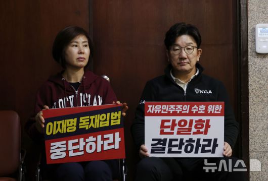 [서울=뉴시스] 고승민 기자 = 권성동 국민의힘 원내대표와 김미애 의원이 7일 밤 서울 여의도 국회 원내대표실 앞에서 김문수 대선 후보와 한덕수 무소속 대선 후보의 단일화를 촉구하며 단식농성을 하고 있다. 2025.05.08. kkssmm99 @newsis.com