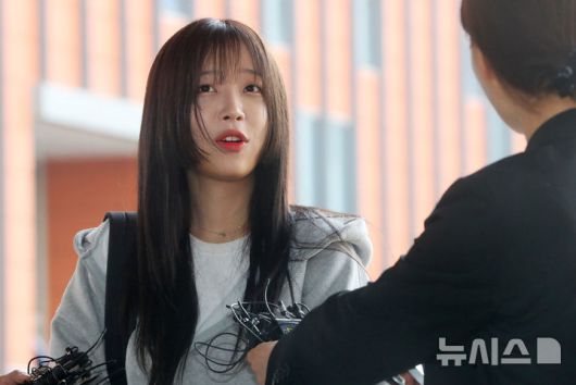 [서울=뉴시스] 김혜진 기자 = 먹방 유튜버 쯔양(본명 박정원)이 지난 5월8일 오전 김세의 가로세로연구소(가세연) 대표 고소 관련 고소인 조사를 받기 위해 서울 강남구 강남경찰서로 출석하며 취재진 질문에 답하고 있다. 2025.05.08. jini@newsis.com