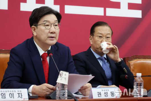 [서울=뉴시스] 조성우 기자 = 권성동(왼쪽) 국민의힘 원내대표가 8일 오전 서울 여의도 국회에서 열린 비상대책위원회의에서 발언하는 가운데 권영세 비대위원장이 물을 마시고 있다. 2025.05.08. xconfind@newsis.com