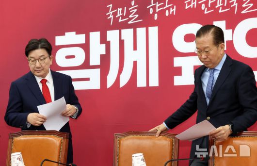 [서울=뉴시스] 조성우 기자 = 권영세(오른쪽) 국민의힘 비대위원장과 권성동 원내대표가 8일 오전 서울 여의도 국회에서 열린 비상대책위원회의에 참석하고 있다. 2025.05.08. xconfind@newsis.com