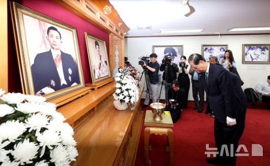 [구미=뉴시스] 이무열 기자 = 한덕수 무소속 대선 예비후보가 8일 오전 경북 구미시 상모동 박정희 전 대통령 생가를 찾아 추모관에서 묵념하고 있다. 2025.05.08. lmy@newsis.com