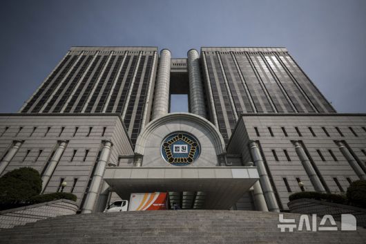 [서울=뉴시스] 정병혁 기자 = 서울고법이 위치한 서울 서초구 서울법원종합청사 본관 모습. 2025.05.21. jhope@newsis.com