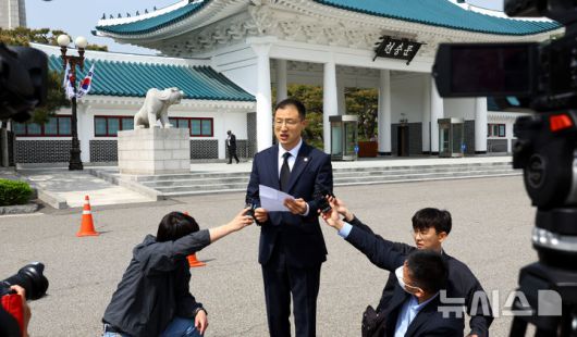 [서울=뉴시스] 박주성 기자 = 김상욱 국민의힘 의원이 8일 오전 서울 동작구 국립서울현충원 참배 후 탈당 기자회견을 하고 있다. 2025.05.08. park7691@newsis.com