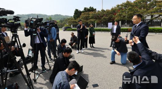 [서울=뉴시스] 박주성 기자 = 김상욱 국민의힘 의원이 8일 오전 서울 동작구 국립서울현충원 참배 후 탈당 기자회견을 하고 있다. 2025.05.08. park7691@newsis.com