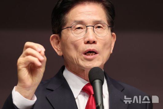 [서울=뉴시스] 권창회 기자 = 김문수 국민의힘 대선 후보가 8일 서울 중구 프레스센터에서 열린 관훈클럽 초청 토론회에서 기조연설을 하고 있다. 2025.05.08. kch0523@newsis.com