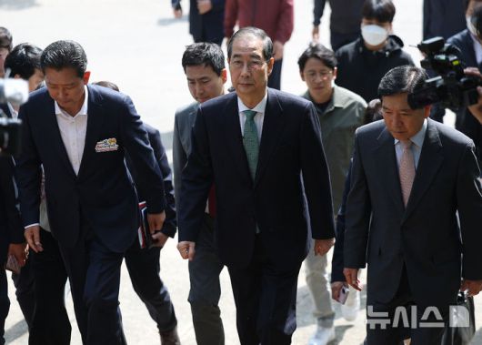 [구미=뉴시스] 이무열 기자 = 한덕수 무소속 대선 예비후보가 8일 오전 경북 구미시 상모동 박정희 전 대통령 생가를 방문하고 있다. 2025.05.08. lmy@newsis.com