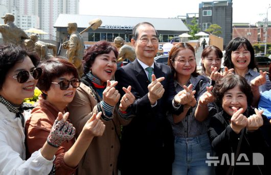 [구미=뉴시스] 이무열 기자 = 한덕수 무소속 대선 예비후보가 8일 오전 경북 구미시 상모동 박정희 전 대통령 생가를 찾아 지지자들과 사진을 찍고 있다. 2025.05.08. lmy@newsis.com