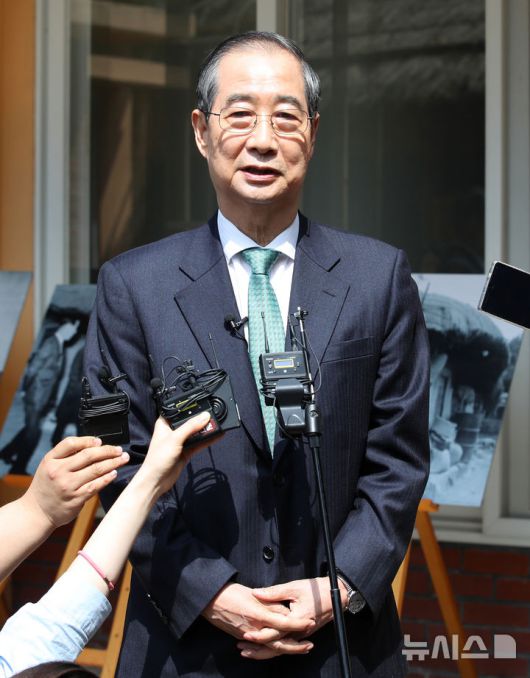 [구미=뉴시스] 이무열 기자 = 한덕수 무소속 대선 예비후보가 8일 오전 경북 구미시 상모동 박정희 전 대통령 생가에서 취재진 질문에 답하고 있다. 2025.05.08. lmy@newsis.com