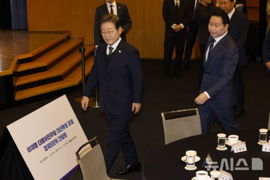 [서울=뉴시스] 국회사진기자단 = 이재명 더불어민주당 대선후보가 8일 오전 서울 중구 대한상공회의소에서 열린 대선후보 초청 경제5단체장 간담회에 최태원 대한상의 회장과 함게 입장하고 있다. 2025.05.08. photo@newsis.com