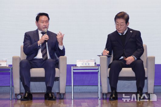 [서울=뉴시스] 국회사진기자단 = 최태원(왼쪽) 대한상공회의소 회장이 8일 오전 서울 중구 대한상공회의소에서 열린 이재명(오른쪽) 더불어민주당 대선후보 초청 경제5단체장 간담회에서 정책 제언을 하고 있다. 2025.05.08. photo@newsis.com