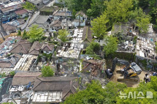 [서울=뉴시스] 김진아 기자 = 8일 서울 노원구 중계본동 마지막 달동네 '백사마을' 철거가 시작되고 있다.  노원구 중계본동 30-3번지 일대는 최고 35층 26동 3178가구 아파트 단지로 재개발한다. 이곳은 1960년대 후반 서울 도심 개발로 밀려난 철거민들이 '산 104번지'에 집단 이주하면서 형성돼 백사마을로 불린다. (공동취재) 2025.05.08. photo@newsis.com